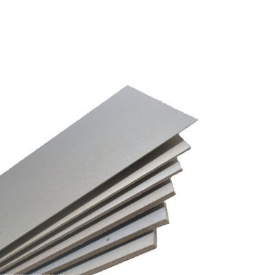 Copertina di un rotolo di carta di riciclaggio grigio spessa/foglio di cartone grigio/carta di scheletro grigio