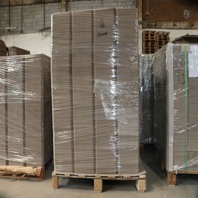 Tavola a chip grigia con rivestimento a lato unico realizzata con pasta riciclata per imballaggi sostenibili