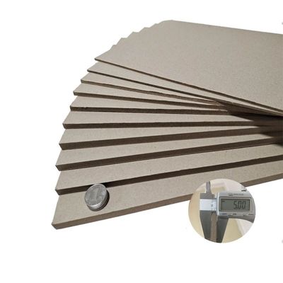 La Cina produce fogli di cartone grigio e fogli di cartone di chipboard riciclati