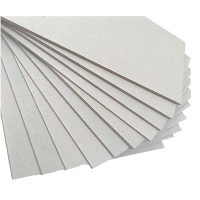 Fogli di cartone grigia da 2 mm, carta dura, superficie liscia.
