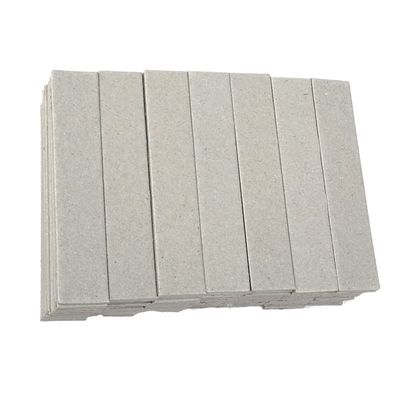 Fogli di cartone grigia da 2 mm, carta dura, superficie liscia.