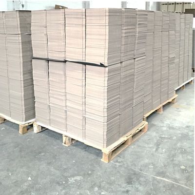 Fogli di cartone grigia da 2 mm, carta dura, superficie liscia.