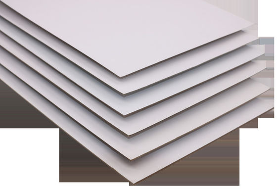 Carta laminata di alta qualità con cartone duplex a schiena grigia.