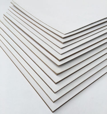 Carta doppia di buona qualità, con un lato bianco e un retro grigio.