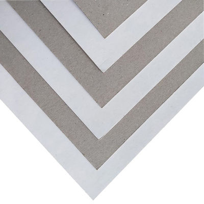 Cartone riciclato in stile polpa con retro grigio, con imballaggio in cartone grigio bianco.